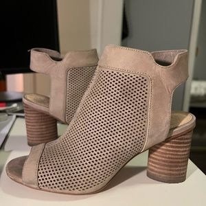 Vince Camuto Peep Toe heels size 5.5